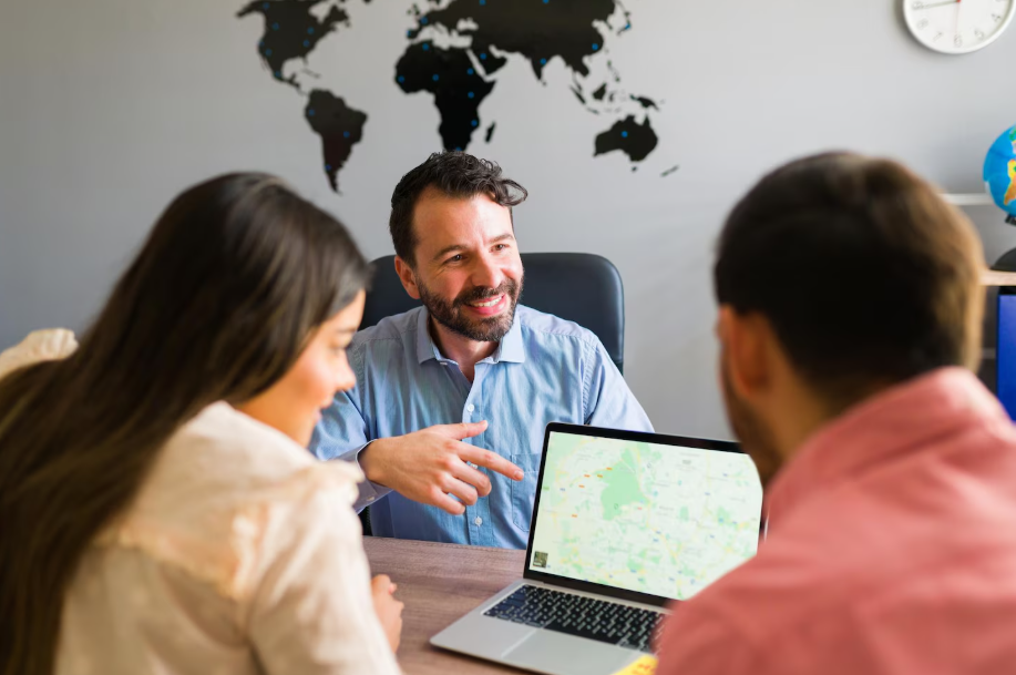 Imagem de equipe planejando viagem com clientes